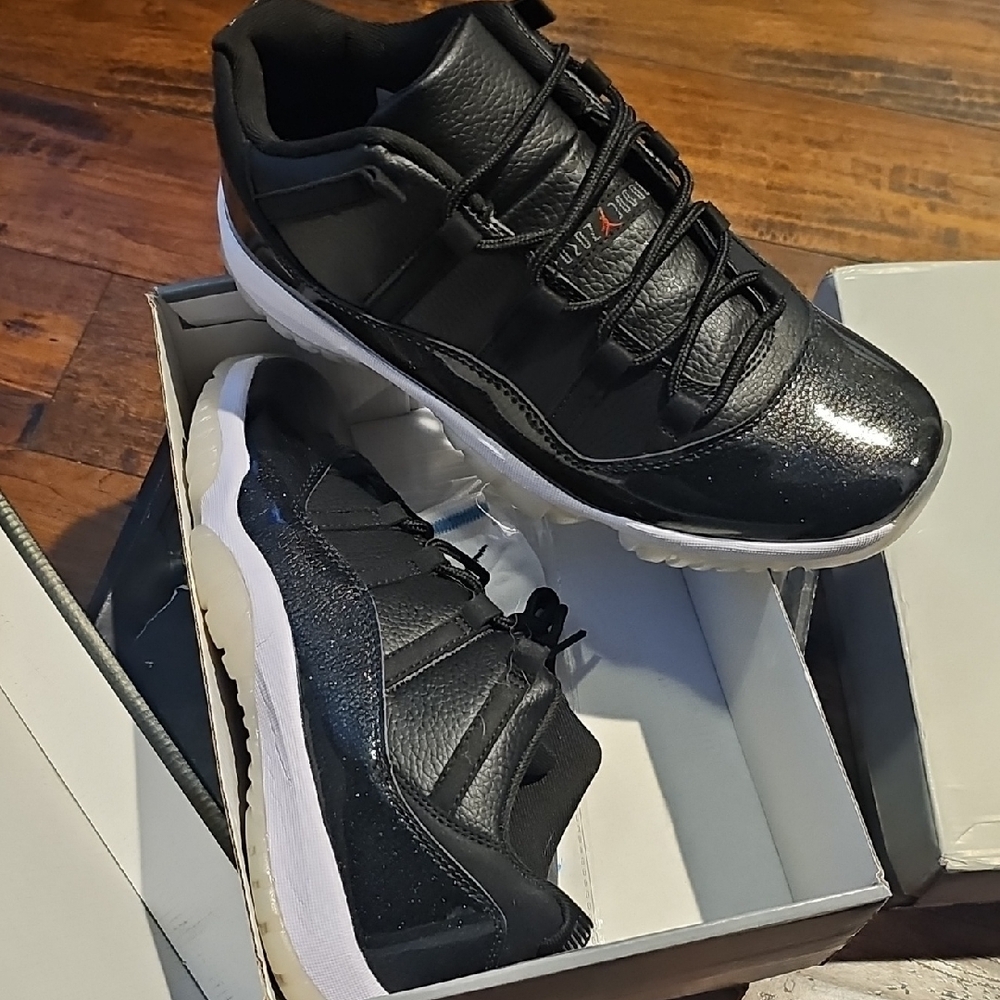 Black and White Low-Top Sneakers with Sleek Design